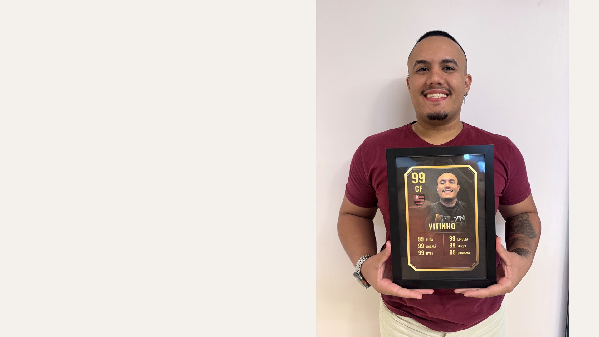 Pessoa real segurando o Mega Card pronto e emoldurado